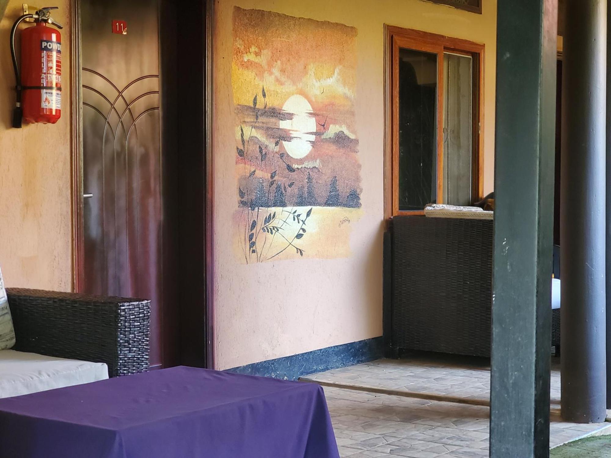 Gorilla African Guest House Ентебе Екстериор снимка