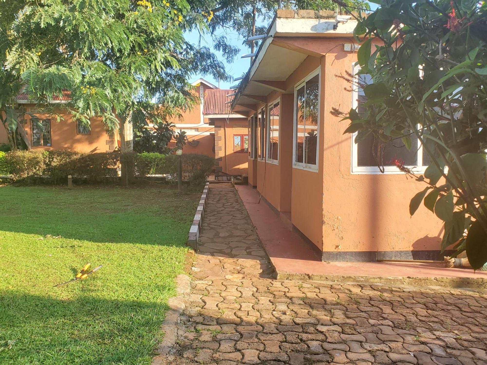 Gorilla African Guest House Ентебе Екстериор снимка