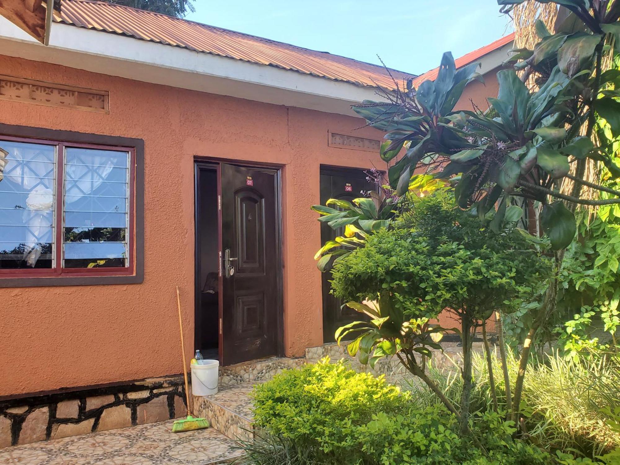 Gorilla African Guest House Ентебе Екстериор снимка