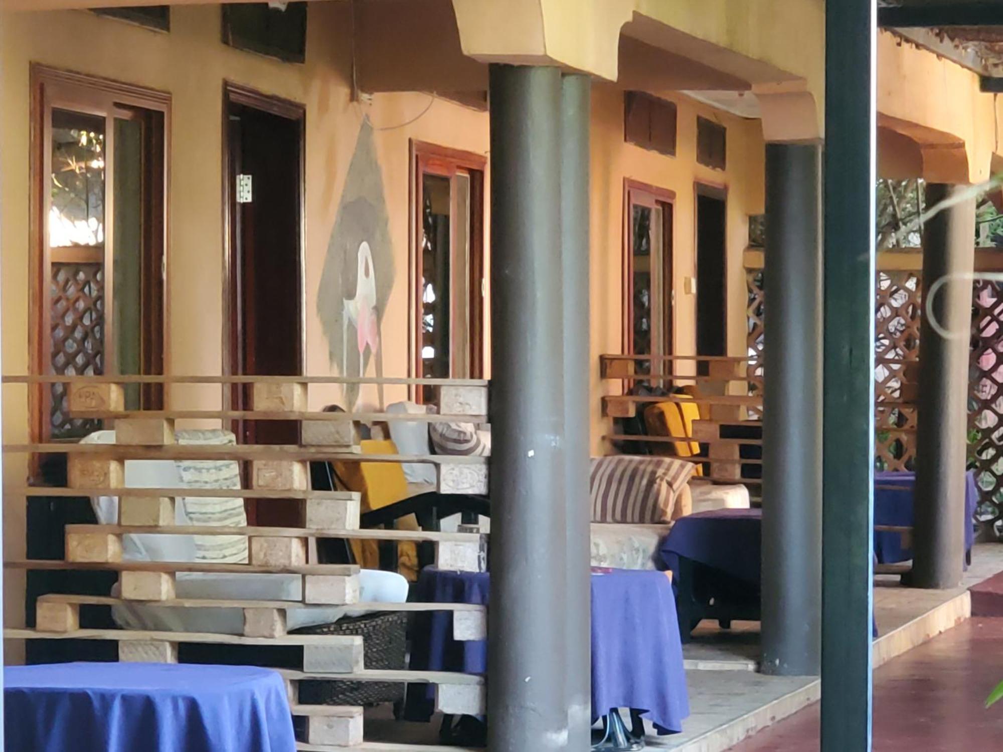 Gorilla African Guest House Ентебе Екстериор снимка