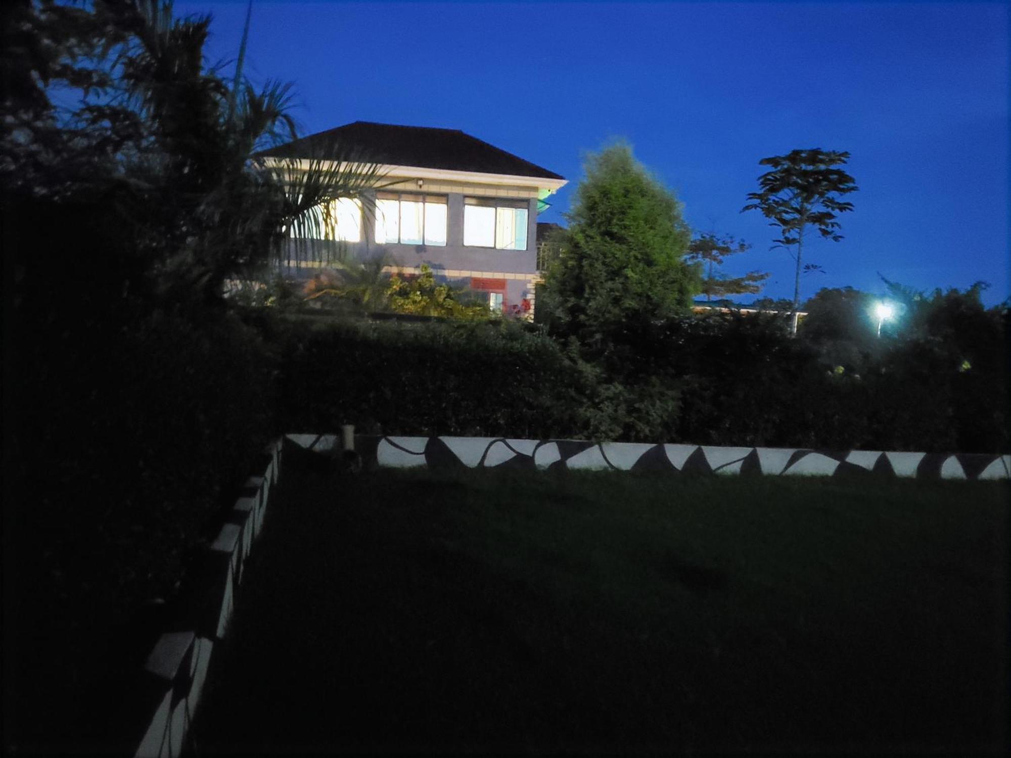 Gorilla African Guest House Ентебе Екстериор снимка