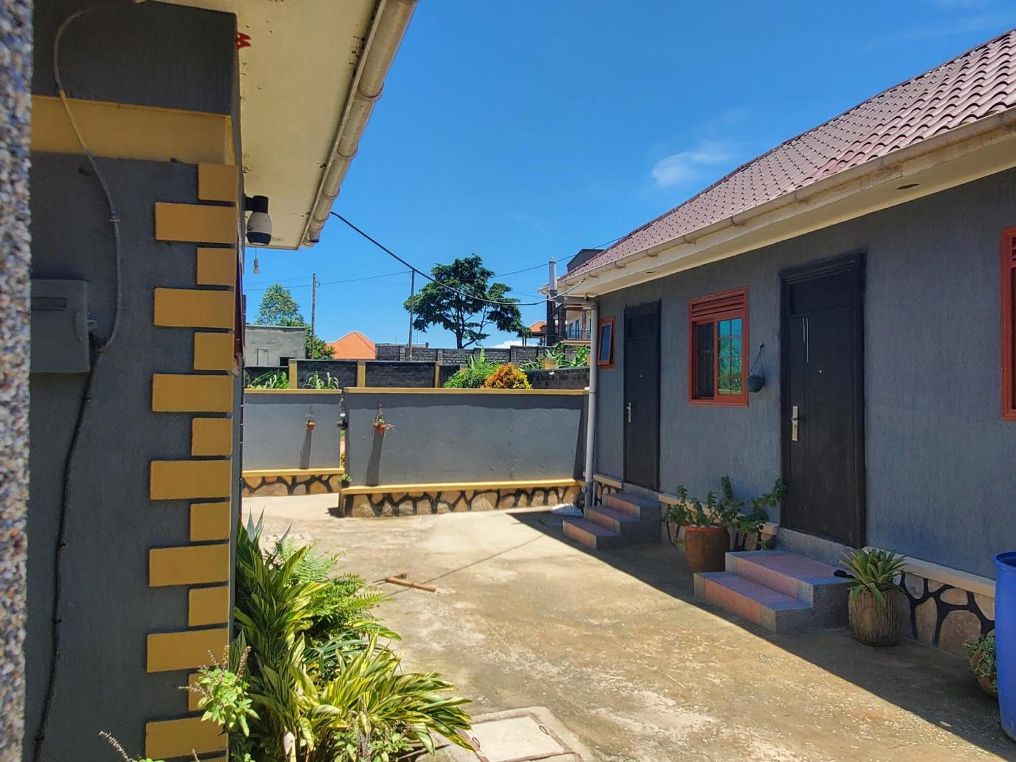 Gorilla African Guest House Ентебе Екстериор снимка