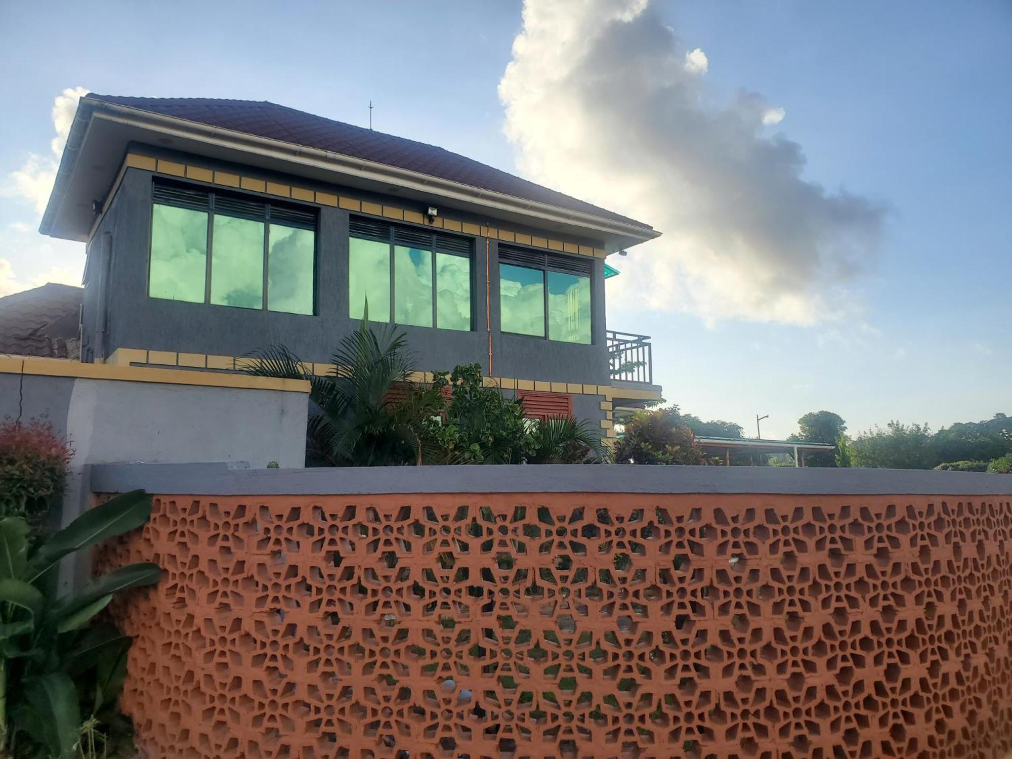 Gorilla African Guest House Ентебе Екстериор снимка