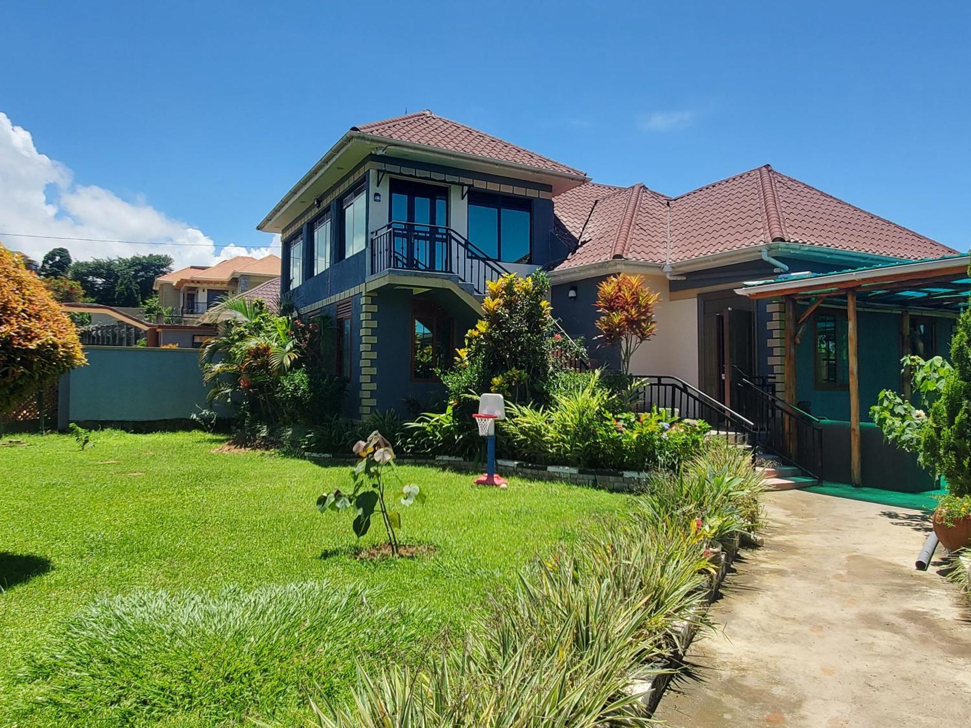 Gorilla African Guest House Ентебе Екстериор снимка