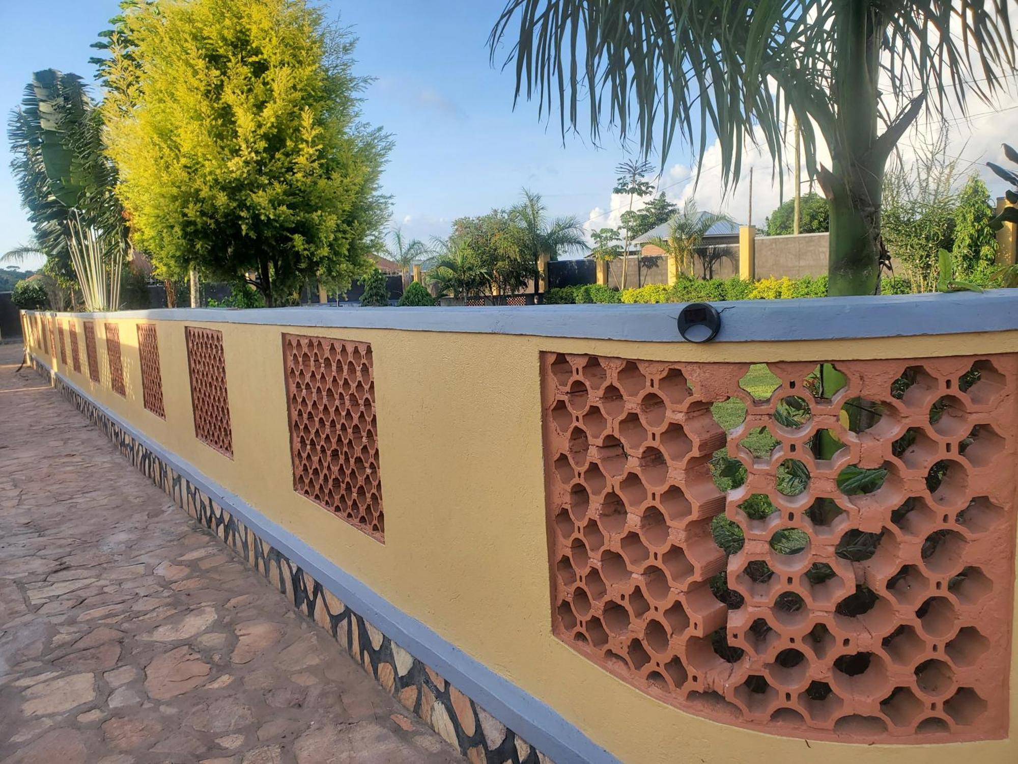 Gorilla African Guest House Ентебе Екстериор снимка