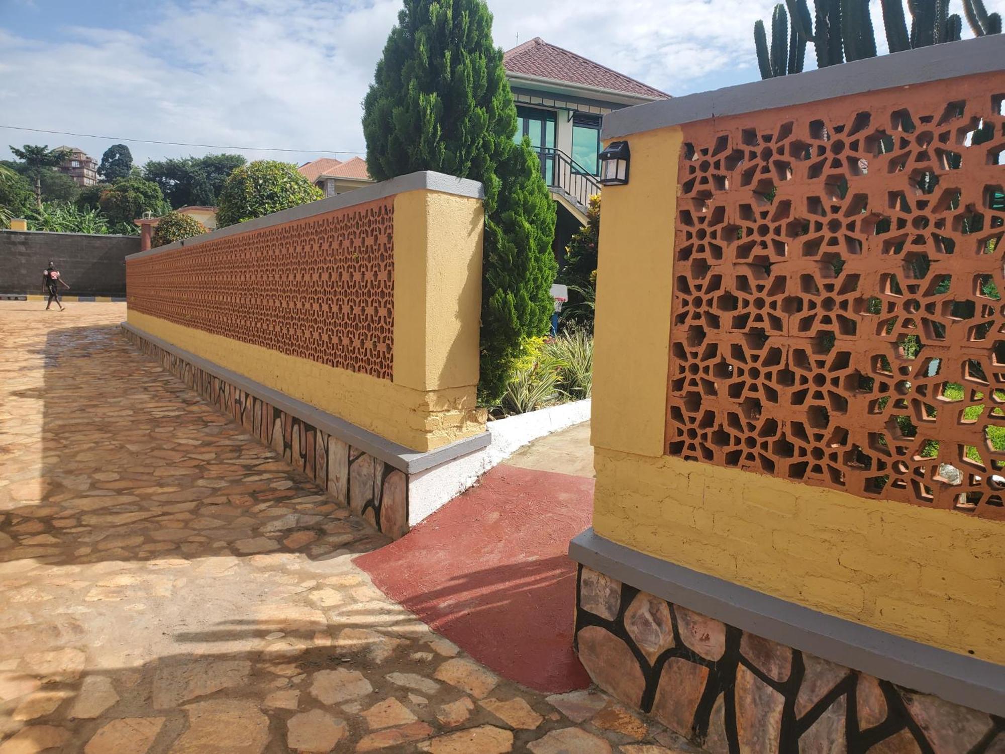 Gorilla African Guest House Ентебе Екстериор снимка