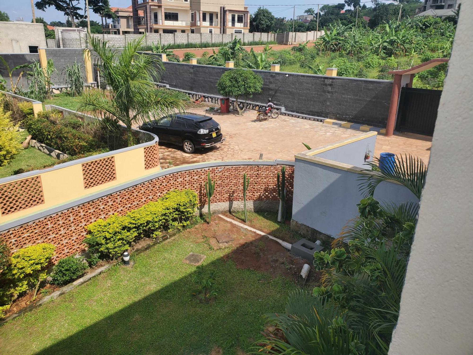 Gorilla African Guest House Ентебе Екстериор снимка
