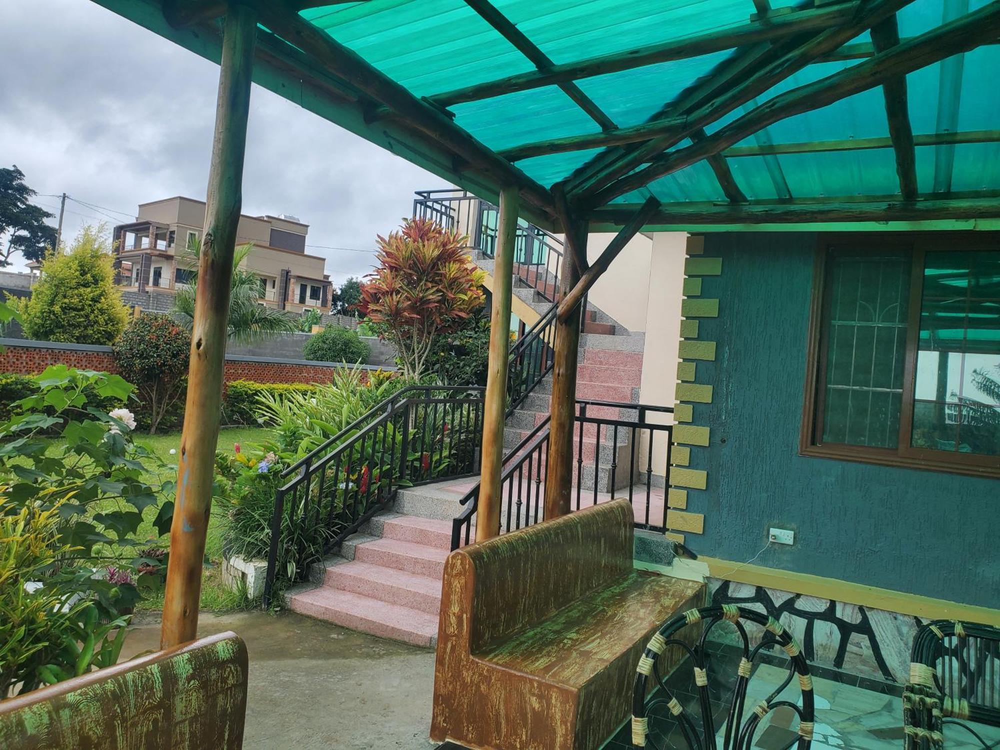 Gorilla African Guest House Ентебе Екстериор снимка