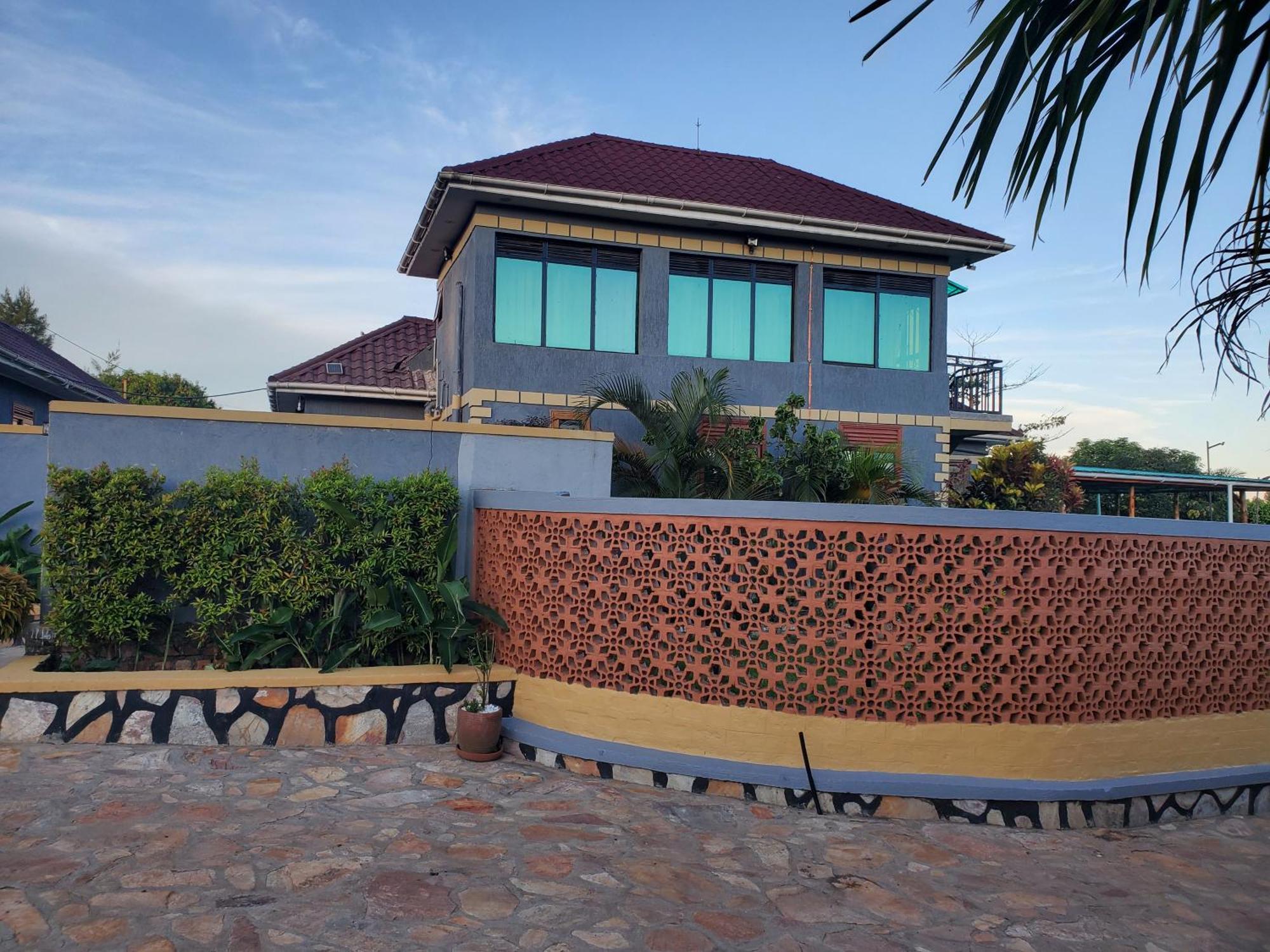 Gorilla African Guest House Ентебе Екстериор снимка