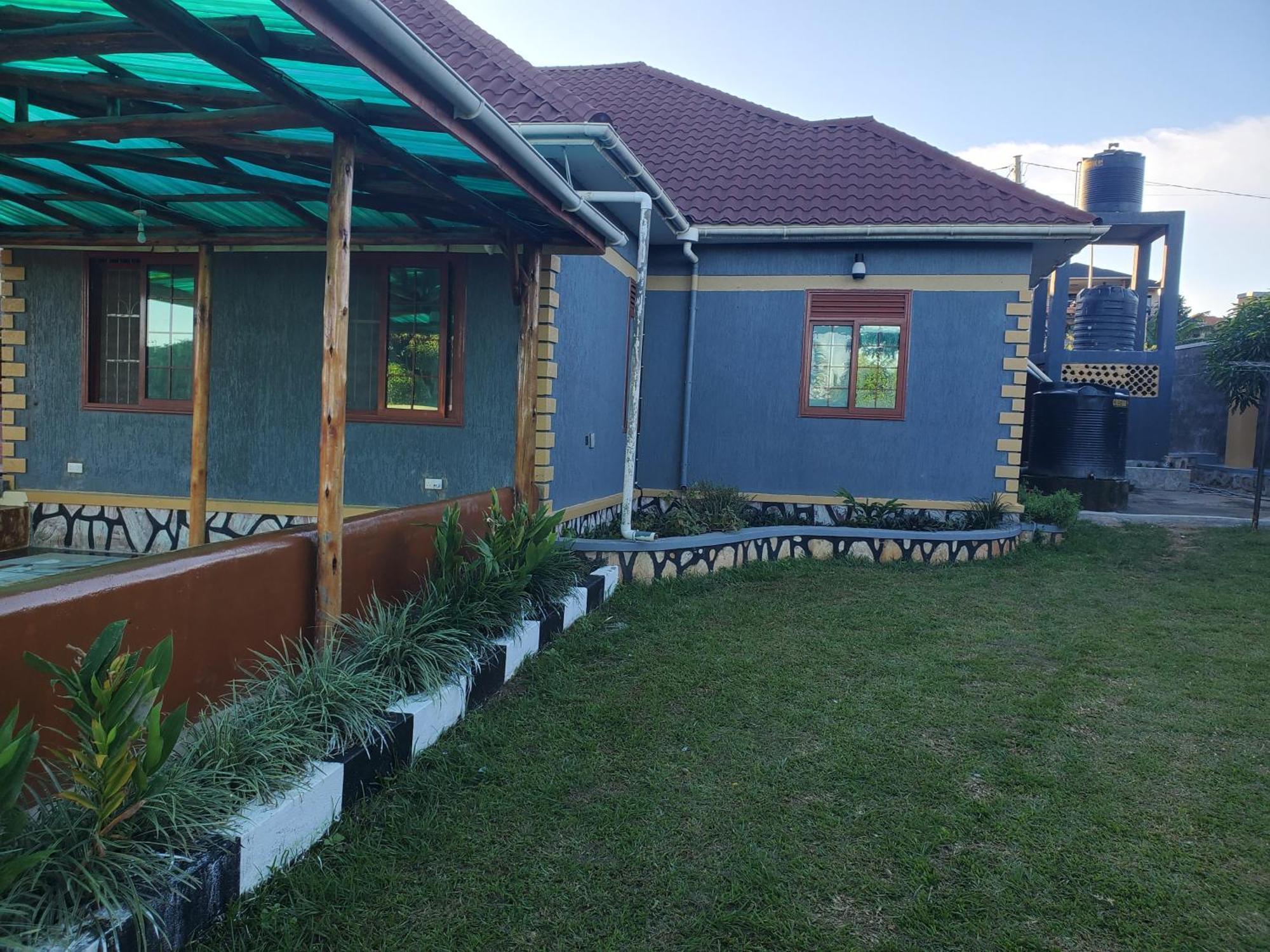 Gorilla African Guest House Ентебе Екстериор снимка