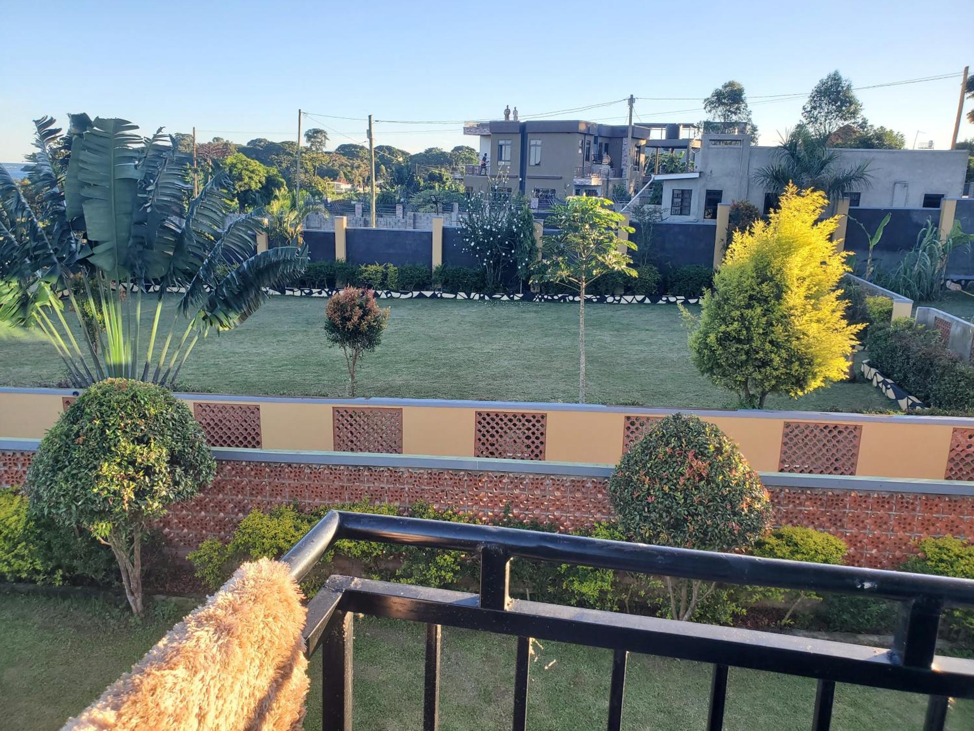 Gorilla African Guest House Ентебе Екстериор снимка