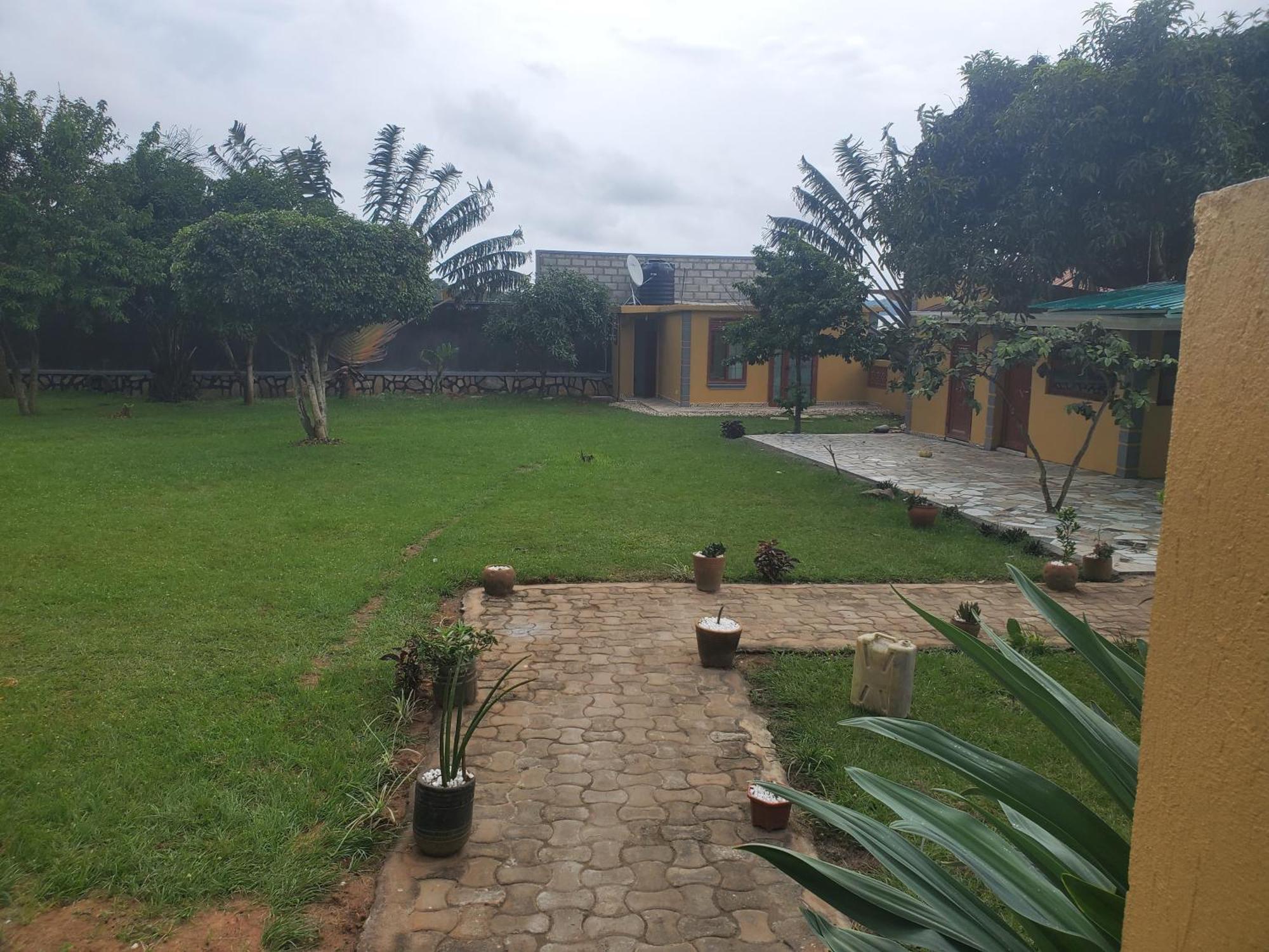 Gorilla African Guest House Ентебе Екстериор снимка