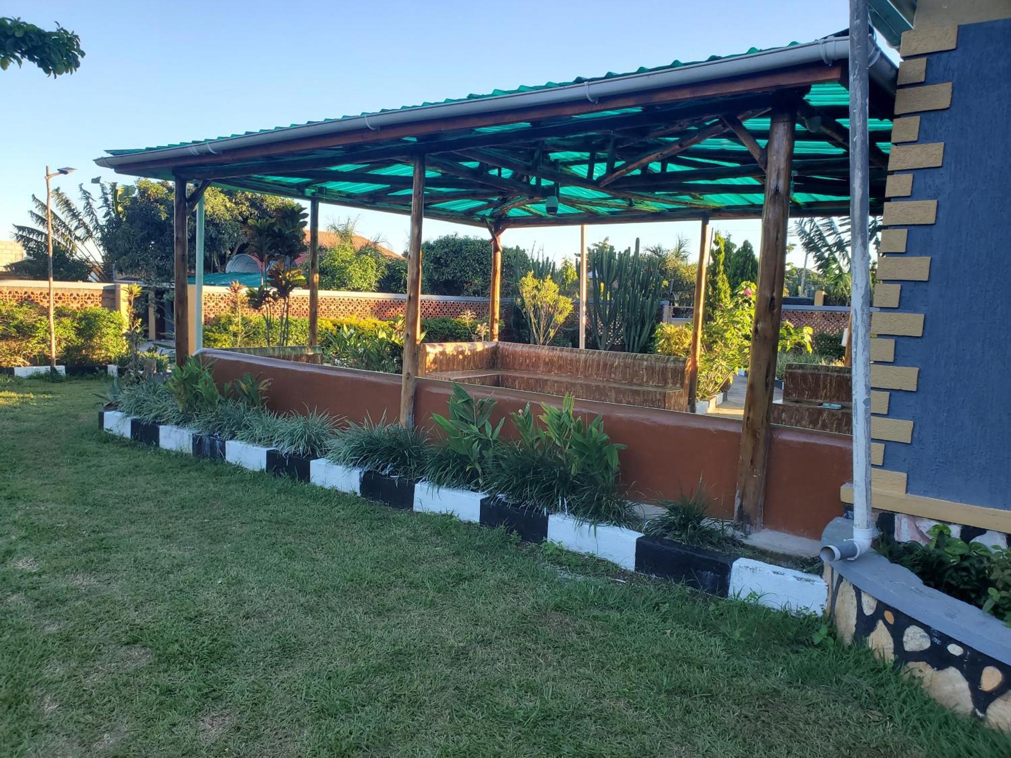 Gorilla African Guest House Ентебе Екстериор снимка