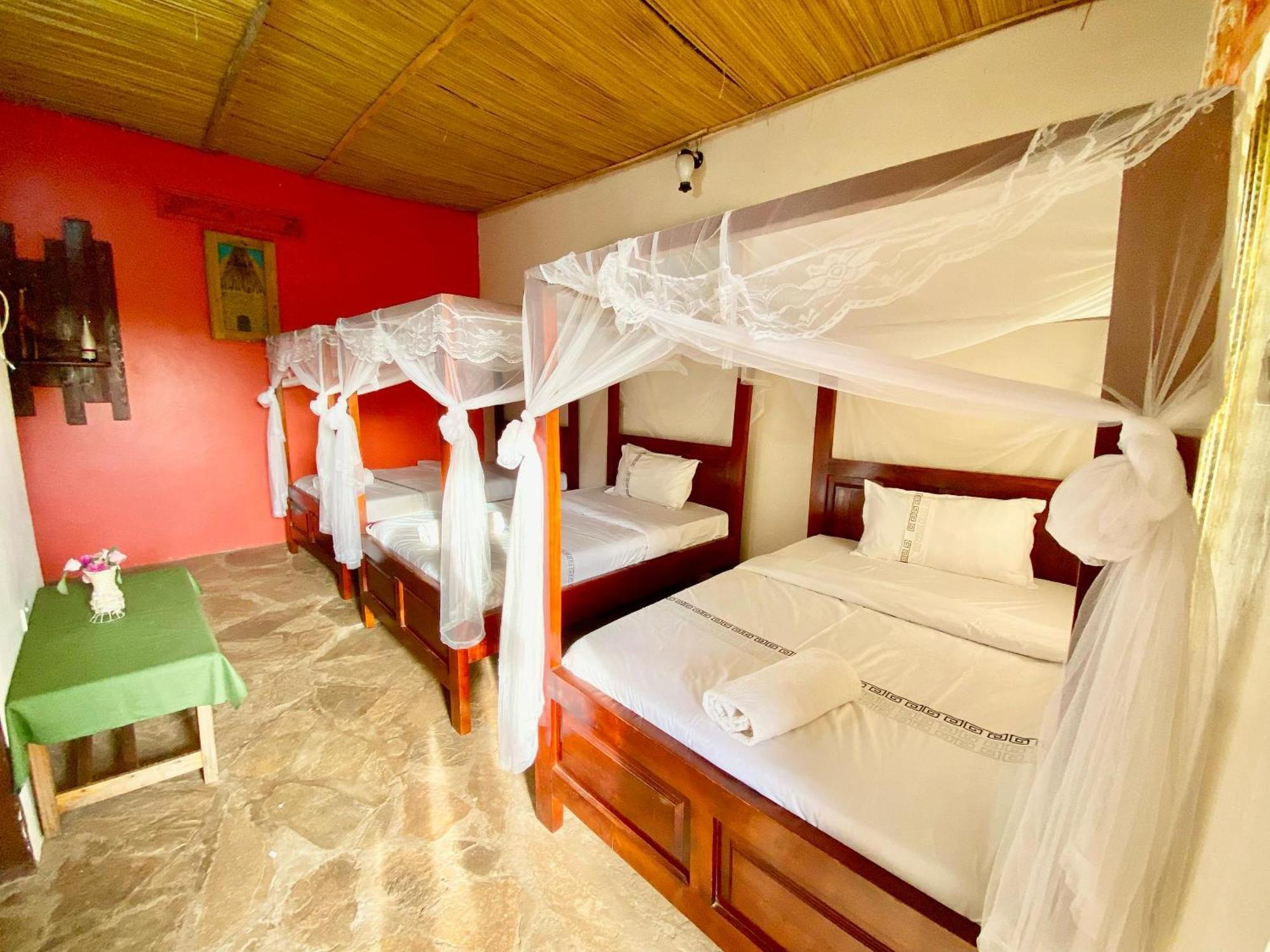 Gorilla African Guest House Ентебе Екстериор снимка
